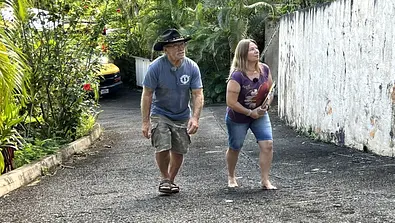 „Willkommen bei den Reimanns“: Konny und Manu Reimann laufen eine Einfahrt hoch - vielleicht die des neuen Hauses auf Barbados? - Foto: © Kabel Eins „Willkommen bei den Reimanns“: Konny und Manu Reimann laufen eine Einfahrt hoch - vielleicht die des neuen Hauses auf Barbados? - Foto: © Kabel Eins