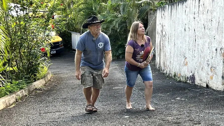 „Willkommen bei den Reimanns“, Staffel 5 „Willkommen bei den Reimanns“: Konny und Manu Reimann laufen eine Einfahrt hoch - vielleicht die des neuen Hauses auf Barbados?