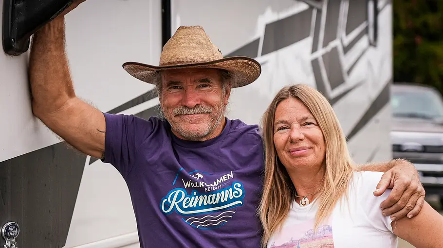 Wann geht Staffel 5 von Willkommen bei den Reimanns weiter? Konny und Manu Reimann posieren vor ihrem Wohnmobil. Im TV wiederum pausieren sie, denn Fans müssen lange auf Folge 6 der 5. Staffel warten.