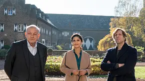 Wilsberg - Ungebetene Gäste: Ein sonniger Herbsttag. Draußen vor einem historischen Gebäude stehen Wilsberg (Leonard Lansink), Tessa Tilker (Patricia Meeden) und Ekki (Oliver Korittke). Alle drei schauen geradeaus. - Foto: ZDF/Thomas Kost Wilsberg - Ungebetene Gäste: Ein sonniger Herbsttag. Draußen vor einem historischen Gebäude stehen Wilsberg (Leonard Lansink), Tessa Tilker (Patricia Meeden) und Ekki (Oliver Korittke). Alle drei schauen geradeaus. - Foto: ZDF/Thomas Kost