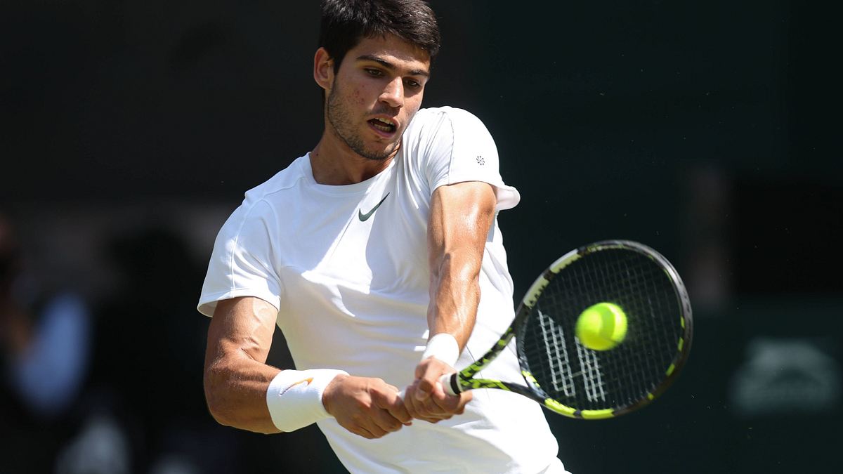 Carlos Alcaraz schlägt einen Ball in Wimbledon