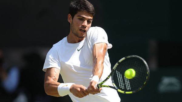 Carlos Alcaraz schlägt einen Ball in Wimbledon - Foto:  IMAGO / Offside Sports Photography