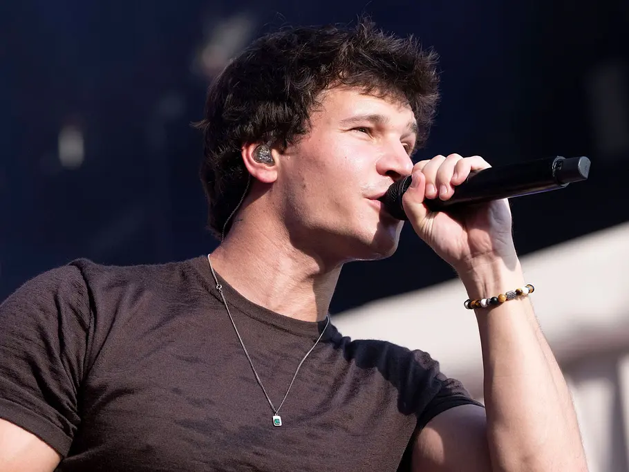 Wincent Weiss bei der „Helene Fischer Show“ 2026 Wincent Weiss hält ein Mikrofon an den Mund. Er trägt ein dunkles T-Shirt, eine Halskette und einen In-Ear-Hörer.