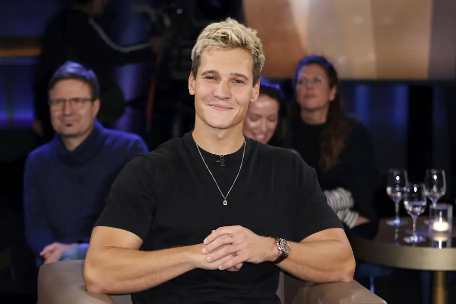 Wincent Weiss mit blondierten Haaren als Gast in der NDR Talk Show lächelt iin die Kamera