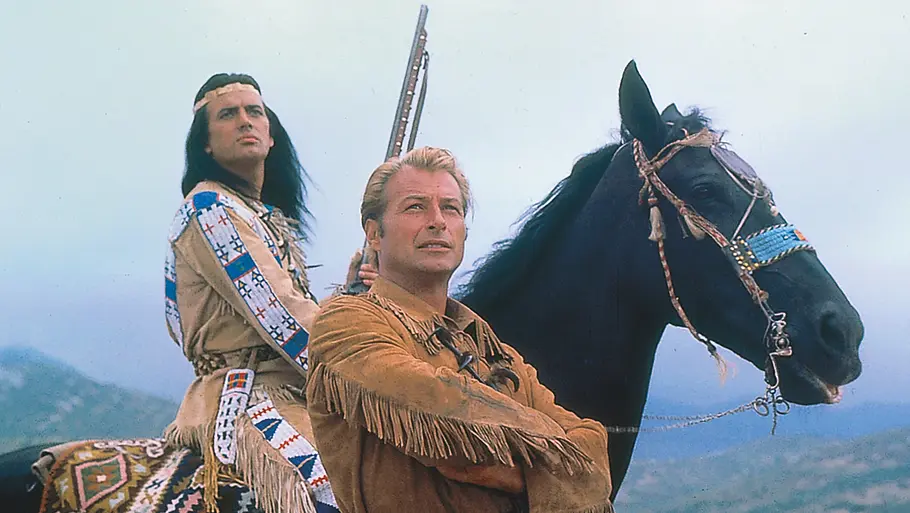 Winnetou 2. Teil: Winnetou (Pierre Brice) sitzt auf seinem Pferd, Old Shatterhand (Lex Barker) steht mit verschränkten Armen davor.