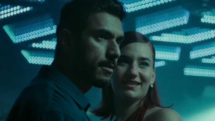 Afshin Firouzi als Miran und Maria Cordsen als Ashley in „Die Legende“.