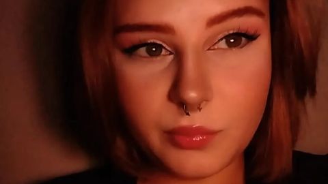 Calantha Wollny posiert mit Nasenpiercing und stark geschminkt in rotem Licht - Foto: Instagram.com/randale_caly/