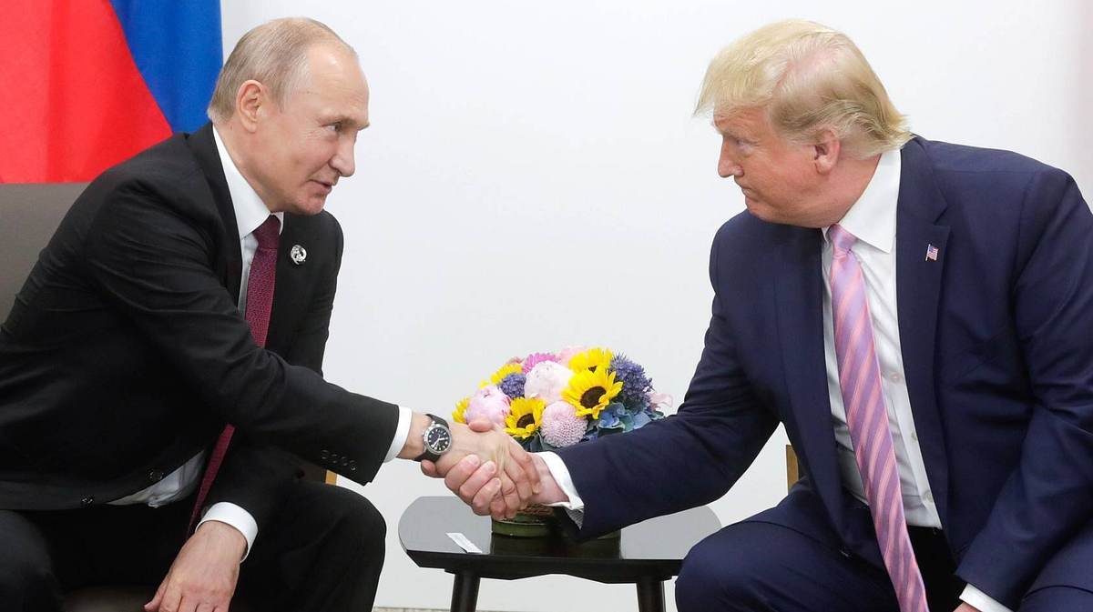 Wladimir Putin und Donald Trump schütteln die Hände bei einem Treffen im Jahr 2019