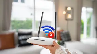 Frauenhand hält Router mit WLAN-Symbol vor Wohnzimmmer - Foto: TV Movie / Canva
