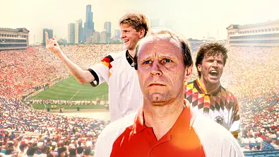 Man sieht etliche Beteiligte der WM 1994 vor einem vollen Stadion.  - Foto: NDR/ARD/picture alliance/firo Sportphoto | Jürgen Fromme/Michael Kunkel/Bongarts/Getty Images/IMAGO/WEREK/IMAGO/HJ