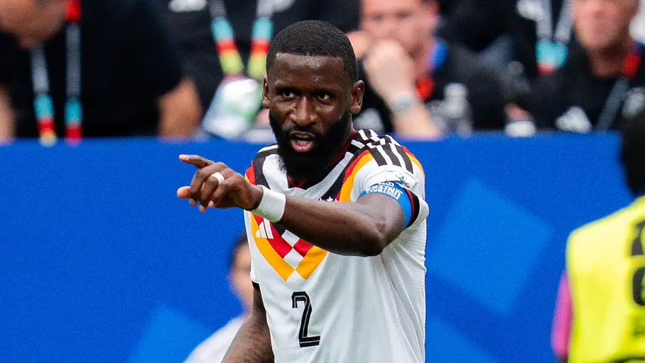 Spielerfrauen unserer DFB-Stars Antonio Rüdiger steht auf dem Platz und zeigt auf jemanden.