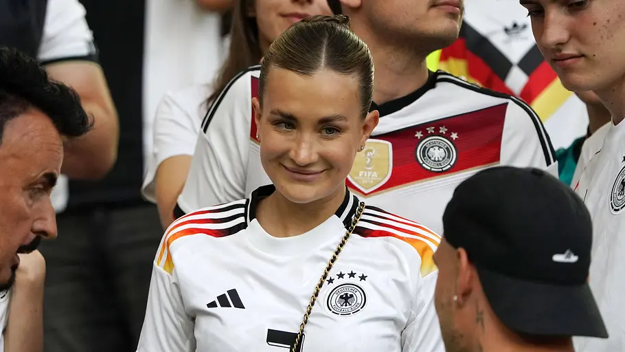 Spielerfrauen unserer DFB-Stars Katharina Raum lächelt ihren Ehemann David an.