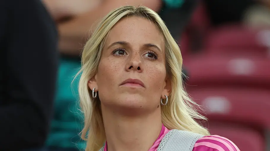 Spielerfrauen unserer DFB-Stars Sina Groß sitzt auf der Tribüne und schaut das Spiel.