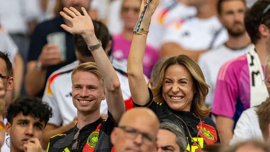 Spielerfrauen unserer DFB-Stars Charlotte Baumann jubelt für die Nationalmannschaft.