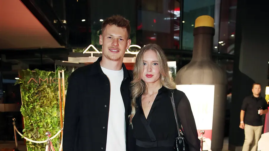 Spielerfrauen unserer DFB-Stars Eileen und Alexander Nübel posieren mit einem leichten Lächeln für die Kamera.