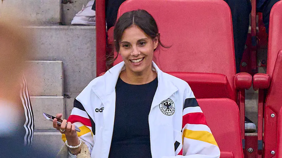 Spielerfrauen unserer DFB-Stars Mathea Fischer steht glücklich auf der Tribüne.