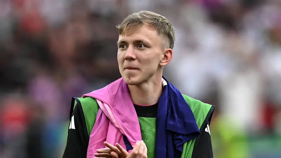 Spielerfrauen unserer DFB-Stars Maximilian Beier steht auf dem Feld, lächelt und klatscht