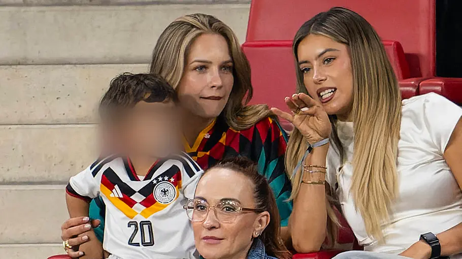 Spielerfrauen unserer DFB-Stars Nele schaut sich mit einer Freundin und ihrem Sohn das Spiel an und tuschelt.