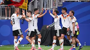 Die Spieler klatschen sich nach einem Tor ab. - Foto:  IMAGO / Ulmer/Teamfoto