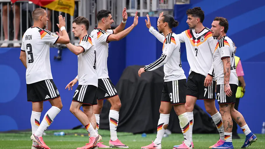 Das DFB-Team will einen Sieg gegen die Elfenbeinküste. Die Spieler klatschen sich nach einem Tor ab.
