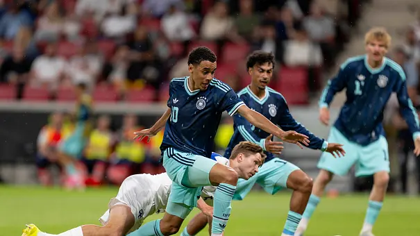 Musiala kommt zum Torschuss. - Foto: IMAGO / MIS Musiala kommt zum Torschuss. - Foto: IMAGO / MIS