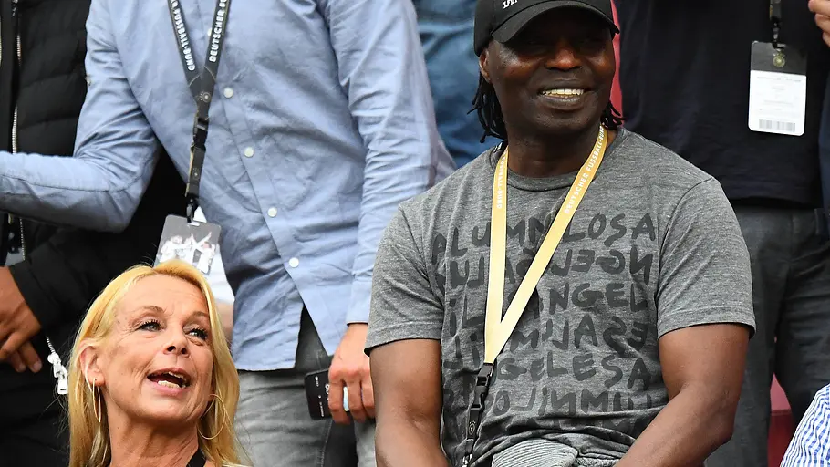Regina Weber Zwei Zuschauer sitzen auf der Tribüne eines Fußballstadions und verfolgen das Geschehen. Umgeben von weiteren Gästen und Akkreditierungen wirken sie entspannt und gut gelaunt. Die Aufnahme entstand während einer Veranstaltung des Deutschen Fußball-Bundes (DFB).