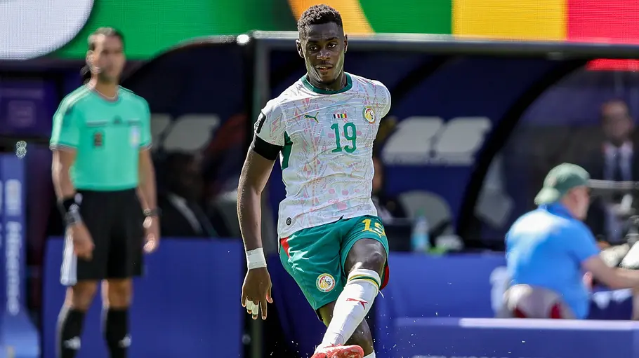 Moussa Niakhate kickt den Ball.