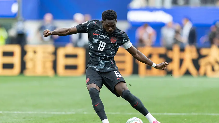 Alphonso Davies arbeitet mit dem Ball