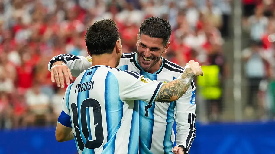 Messi und De Paul umarmen sich nach einem Tor.