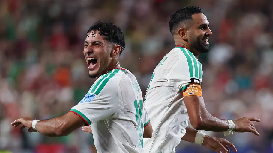 Riyad Mahrez und sein Teamkollege feiern ein Tor.