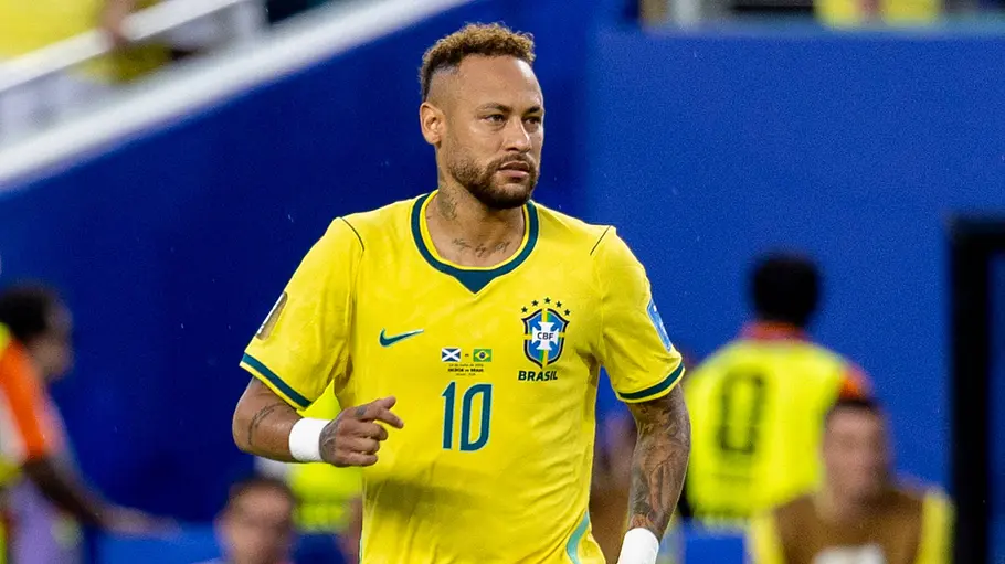Neymar Jr. steht auf dem Platz und schaut zur Seite.