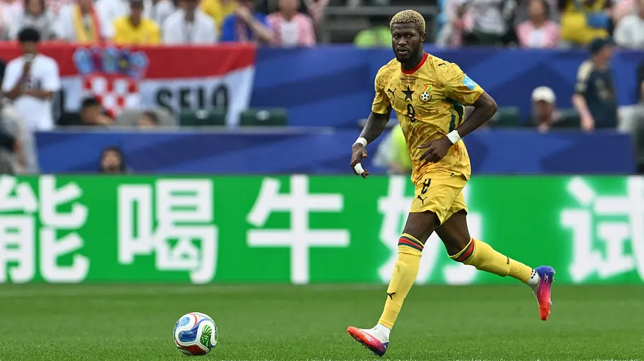 Alidu Seidu läuft mit dem Ball übers Feld.