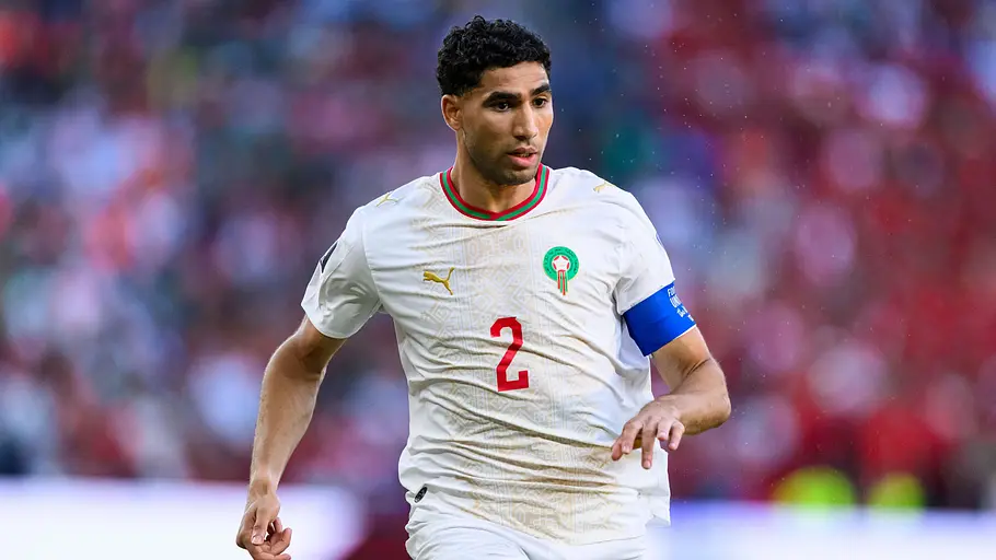 Hakimi läuft mit Kapitänsbinde übers Feld