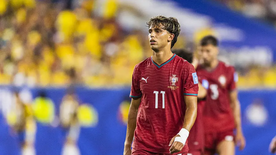 João Félix steht fokussiert auf dem Feld.
