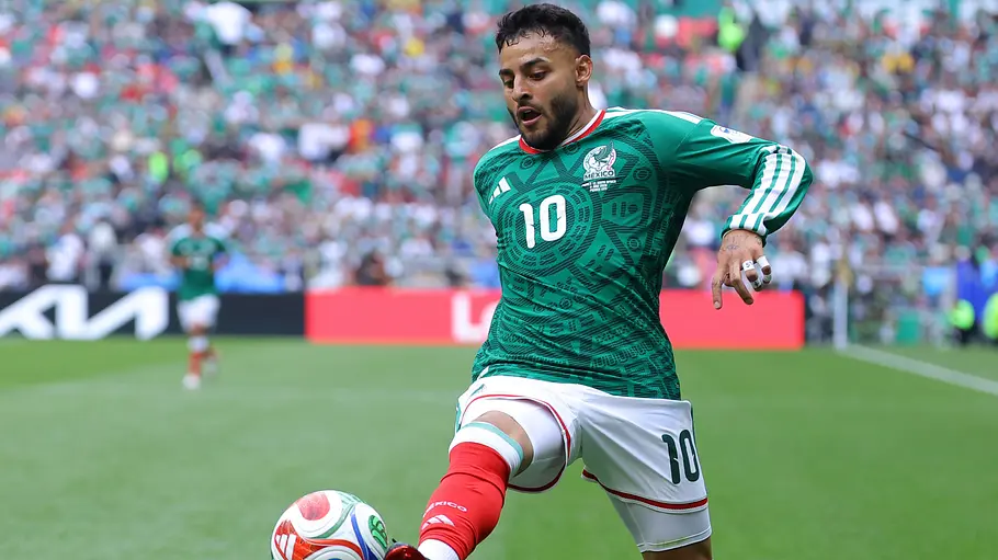 Alexis Vega kickt den Ball