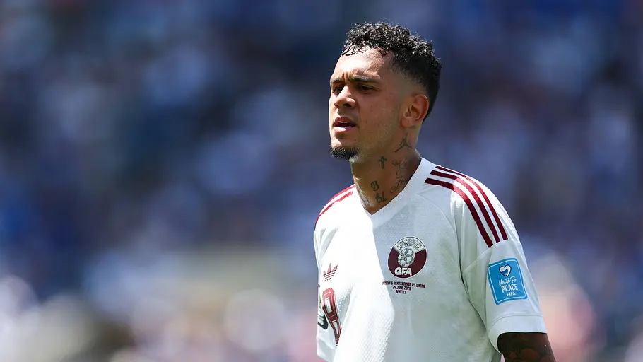 Edmilson Junior steht genervt auf dem Feld. 