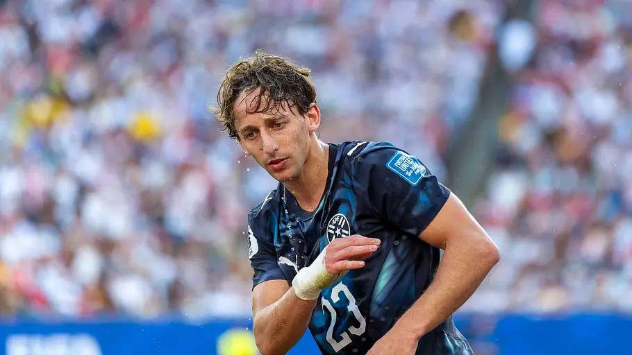 Matias Galarza wischt sich die Hand ab. 