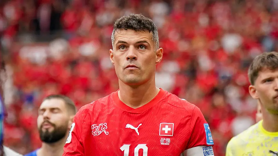 Xhaka steht vor dem Spiel angespannt am Spielfeldrand.