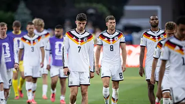 Die DFB-Spieler, in der Mitte Havertz und Goretzka, verlassen geknickt das Spielfeld. - Foto: IMAGO / Ulmer/Teamfoto
