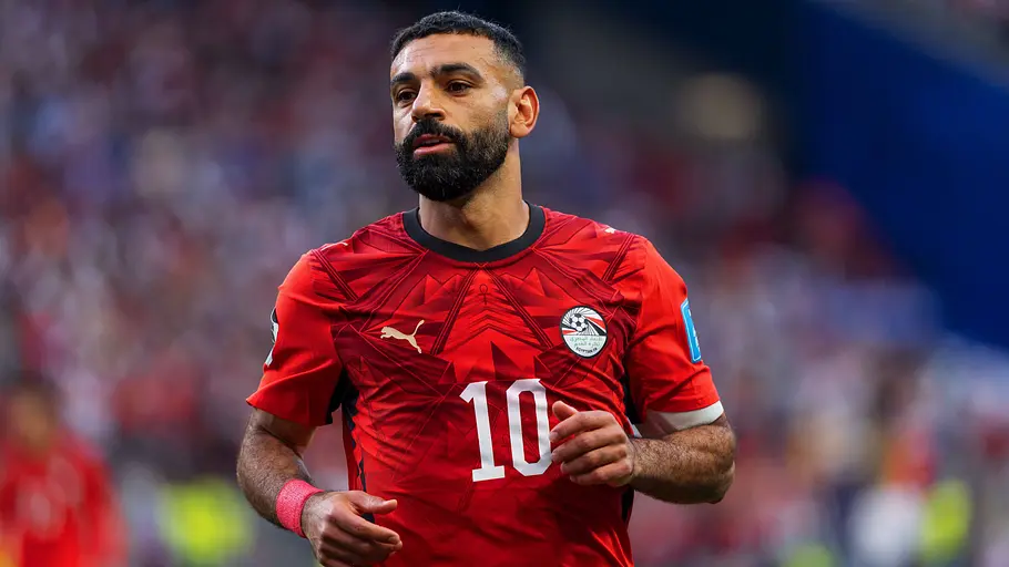 Mo Salah läuft sich auf dem Feld fit.