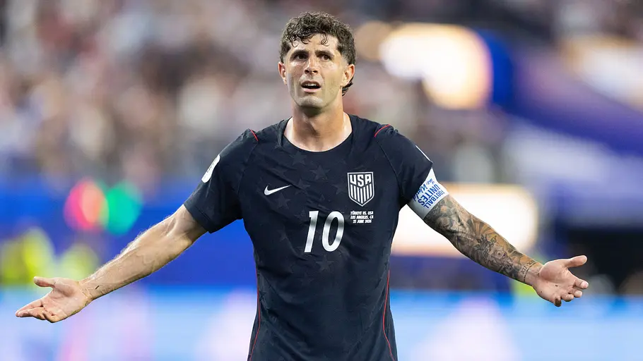 Christian Pulisic regt sich auf und gestikuliert mit den Armen.