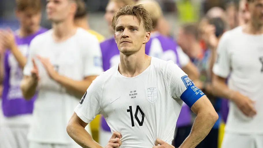 Martin Odegaard stützt die Hände an den Hüften ab und wird angespannt.