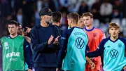Jürgen Klopp steht mit schwarzer Kappe zwischen Spielern der deutschen Fußballnationalmannschaft und klatscht. - Foto: IMAGO / Kirchner-Media Jürgen Klopp steht mit schwarzer Kappe zwischen Spielern der deutschen Fußballnationalmannschaft und klatscht. - Foto: IMAGO / Kirchner-Media