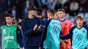 Jürgen Klopp steht mit schwarzer Kappe zwischen Spielern der deutschen Fußballnationalmannschaft und klatscht. - Foto: IMAGO / Kirchner-Media Jürgen Klopp steht mit schwarzer Kappe zwischen Spielern der deutschen Fußballnationalmannschaft und klatscht. - Foto: IMAGO / Kirchner-Media