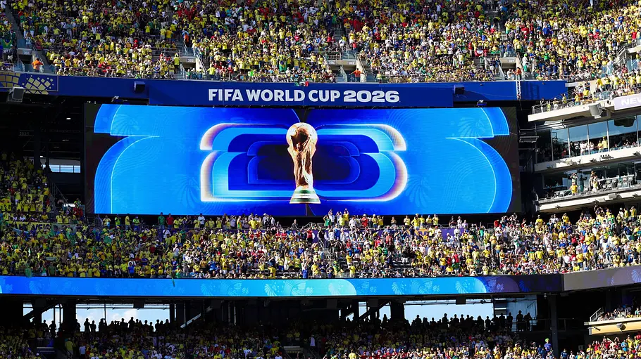 WM-Finale 2026 Ein riesiger Monitor im Stadion zeigt den WM Pokal