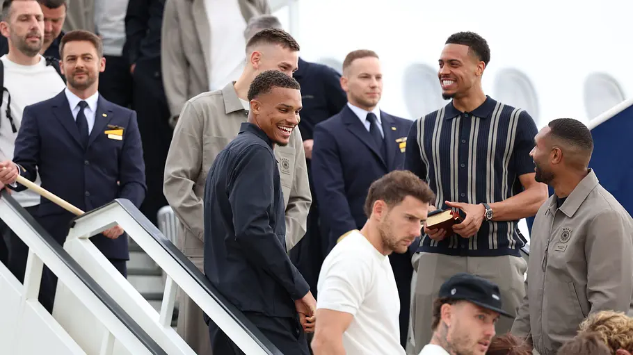 Felix Nmecha mit Bibel Das DFB-Team am 02.06.2026 beim Abflug in die USA. Felix Nmecha hält eine Bibel in der Hand.