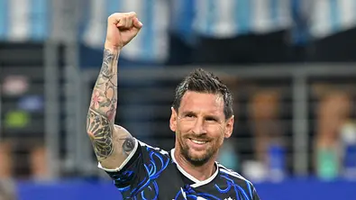 Lionel Messi hebt die Hand und lächelt. - Foto: IMAGO / NurPhoto Lionel Messi hebt die Hand und lächelt. - Foto: IMAGO / NurPhoto