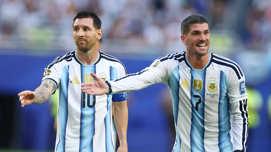 Messi und De Paul Messi und De Paul gestikulieren wütend auf dem Feld.