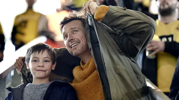 Jason (Cecilio Andresen) und sein Vater Mirco (Florian David Fitz). - Foto: EONINE Studios/Wiedemann & Berg Film/Nik Konietzny Jason (Cecilio Andresen) und sein Vater Mirco (Florian David Fitz). - Foto: EONINE Studios/Wiedemann & Berg Film/Nik Konietzny