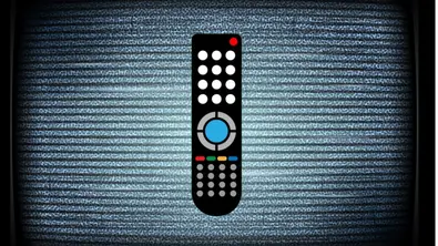Grafik einer TV-Fernbedienung vor einem rauschenden Fernsehbild. - Foto: iStock/ipeggas/Kerkun